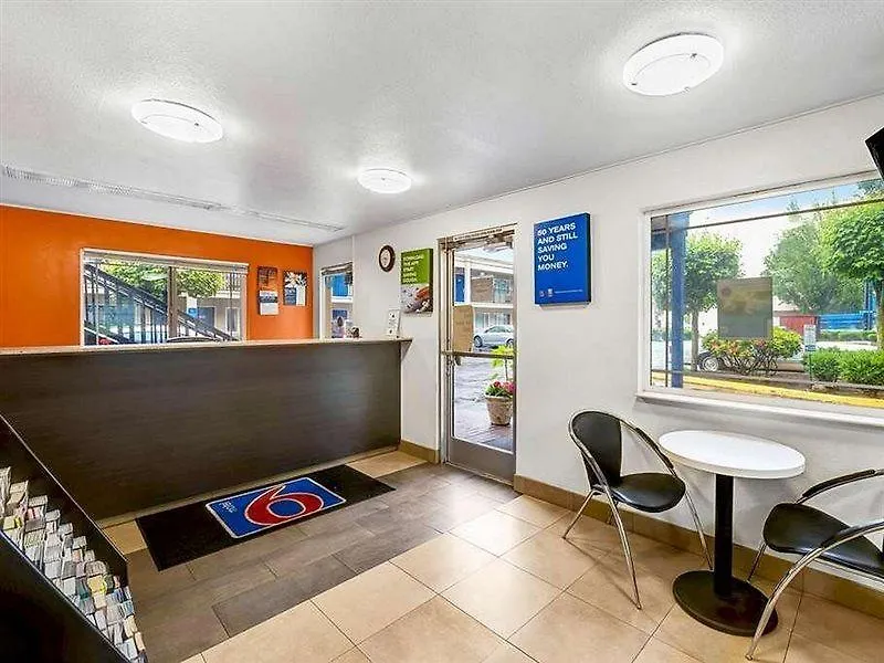 Motel 6 Portland Downtown - Convention Center Hotel